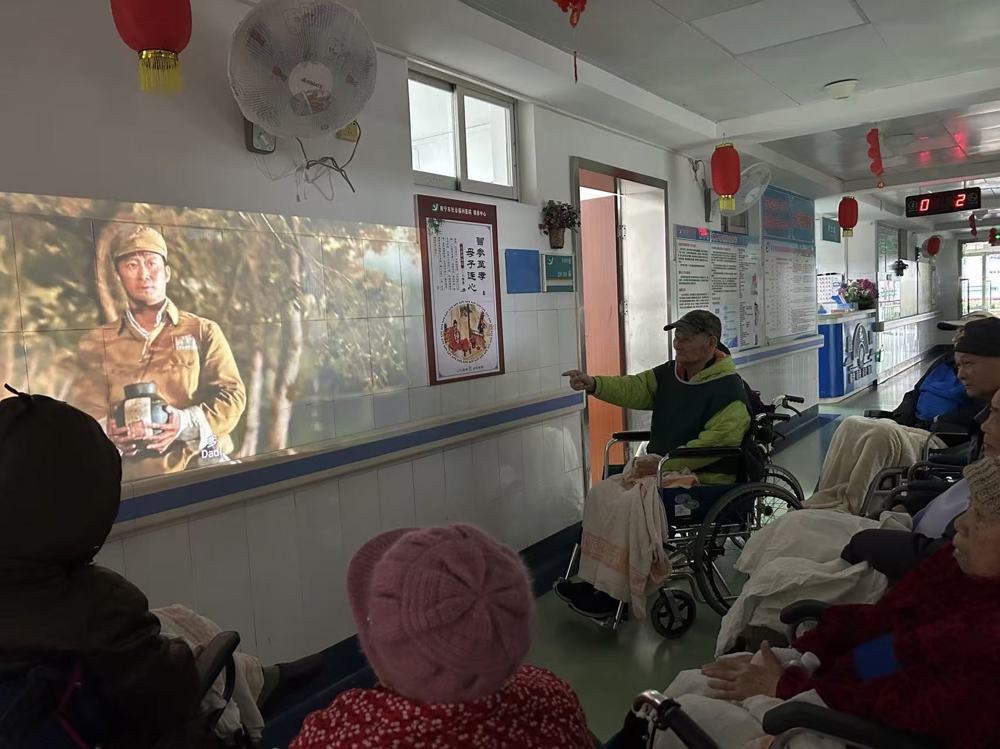 颐养中心组织老人们开展观看红色电影活动