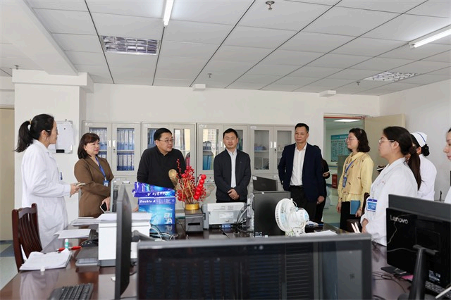 策马扬鞭启新局 新春慰问鼓干劲——南宁市社会福利医院领导班子开年慰问临床一线科室