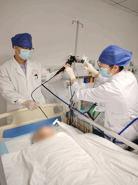 纤支镜下显真功——我院内二科内镜团队成功清除重症肺炎患者1cm×1cm痰栓