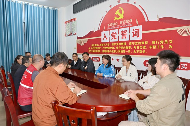 绿意焕新 情暖乡村 ——南宁市社会福利医院开展2025年植树节暨乡村振兴关爱系列活动