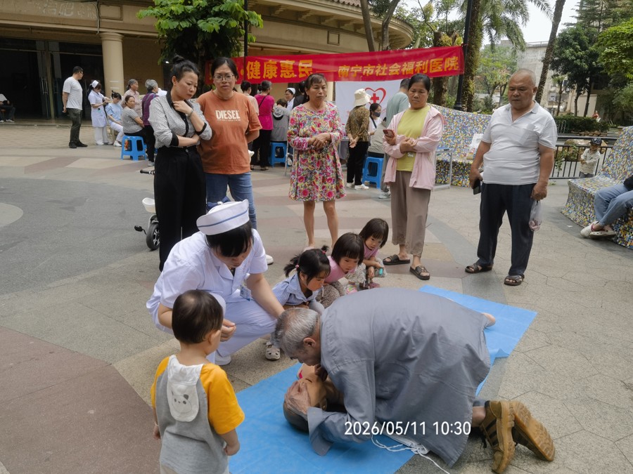居民体验心肺复苏急救技术.jpg